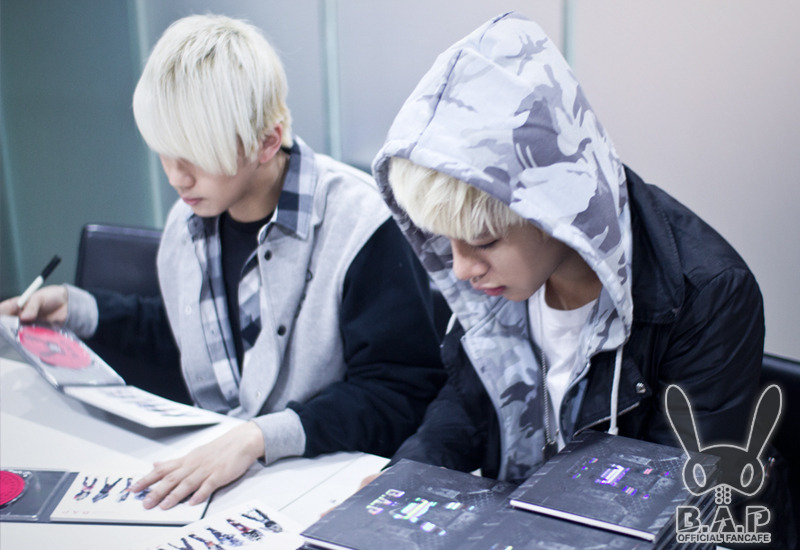 120228 B.A.P signing CD's 20479A444F4CADC22A860C