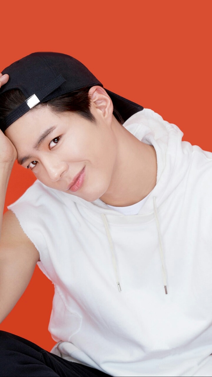 자기가 찍은 광고 사진 가져가는 박보검.gif | 인스티즈