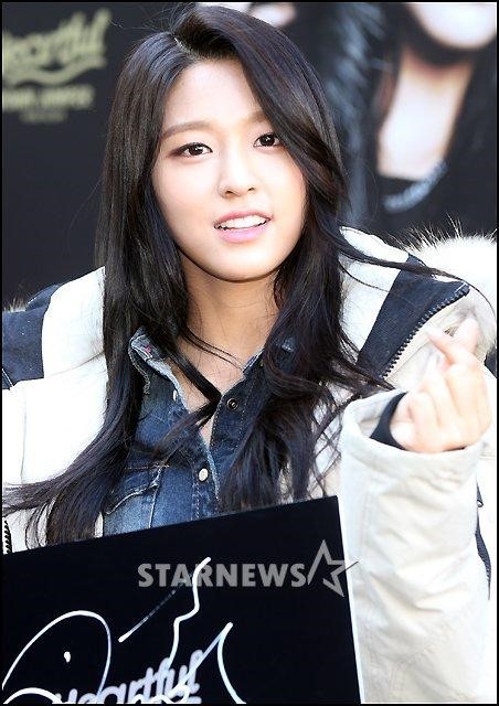 오늘자 설현 | 인스티즈