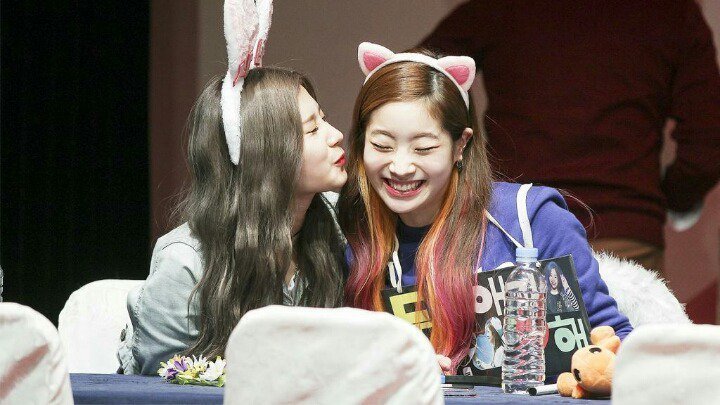 볼뽀뽀 당하는 다현이 | 인스티즈