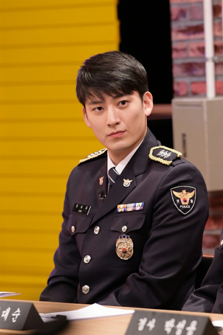 EBS에 나온 연예인급 경찰 짱잘ㄷㄷㄷㄷ | 인스티즈