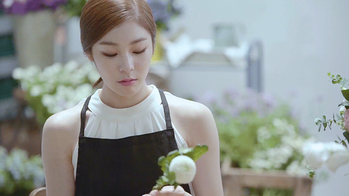 홀터넥 입고 꽃꽂이하는 연아 gif | 인스티즈