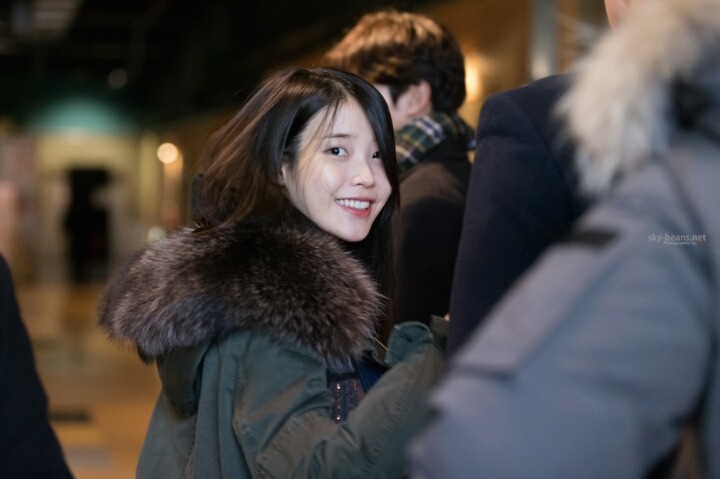 수수한 모습으로 퇴근하는 아이유.jpg | 인스티즈