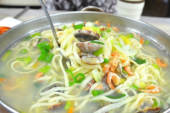 뜨끈한 국물이 생각나는 칼국수 vs 가락국수(우동) | 인스티즈
