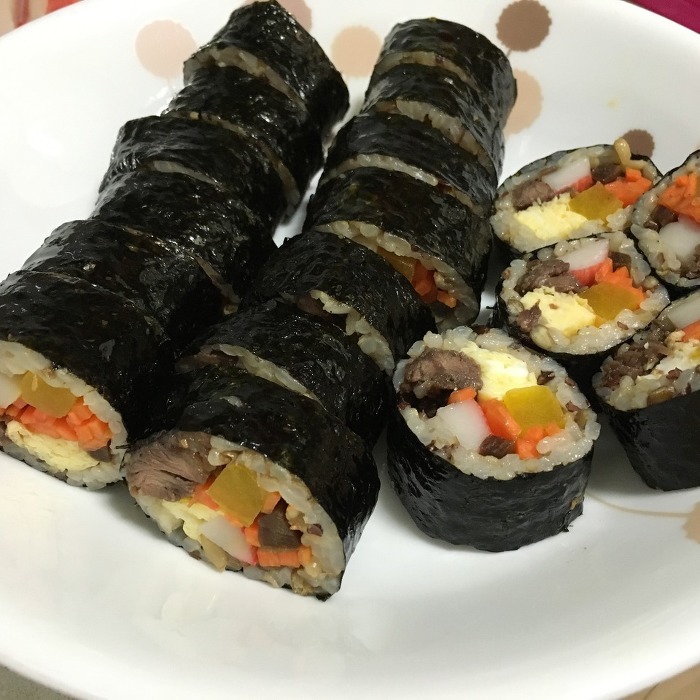 정말 끊임없이 들어가는 김밥.jpg | 인스티즈