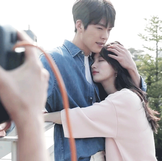 수지랑 포옹하는 김우빈.gif | 인스티즈