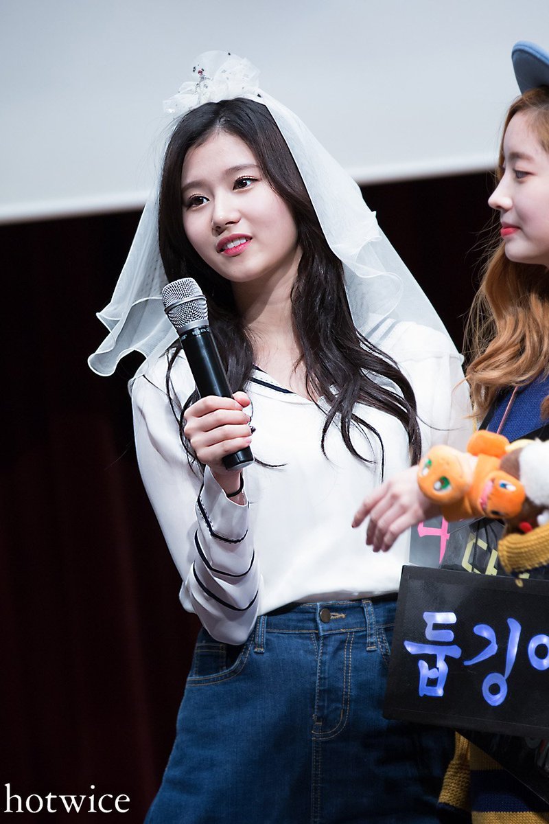 끼리끼리 친한듯한 여자친구 은하와 트와이스 사나.gif | 인스티즈