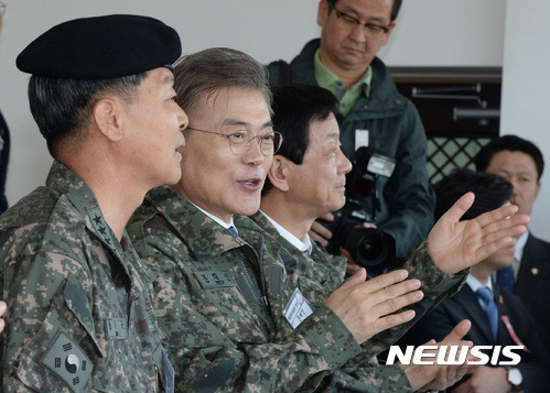 화력격멸훈련 참관하는 문재인 | 인스티즈