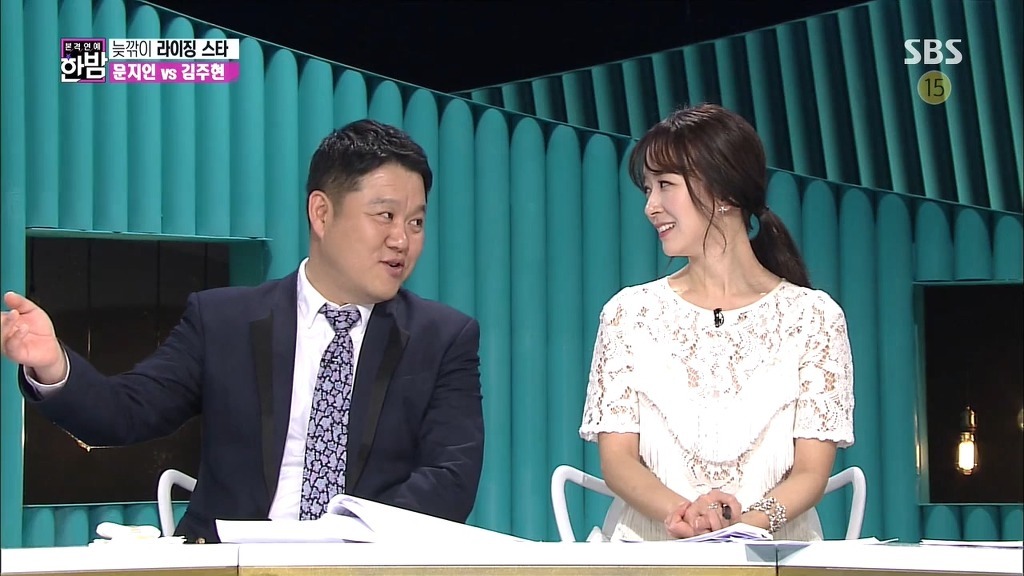여자가 남자한테 관심있을 때 하는 행동.gif | 인스티즈