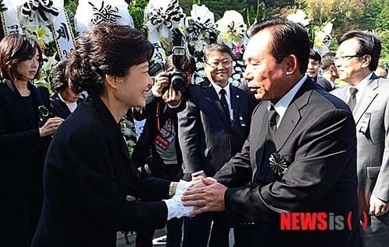 박정희 추도식에 여러번 참석한 박근혜와 은지원 | 인스티즈