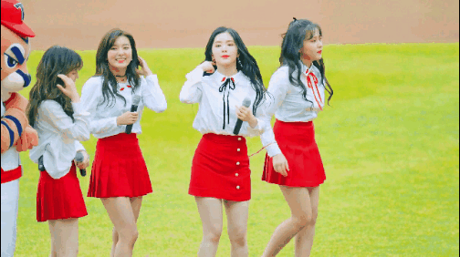 마스코트를 보고 쫄은 레드벨벳.gif | 인스티즈
