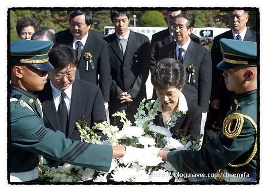 박정희 추도식에 여러번 참석한 박근혜와 은지원 | 인스티즈