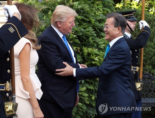 도람뿌 못된 악수 방어하는 문대통령.jpg | 인스티즈