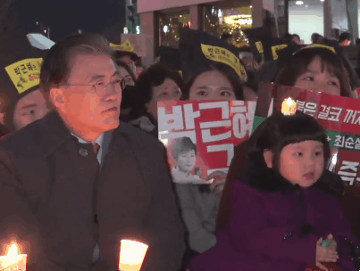 아기와 문재인.gif | 인스티즈