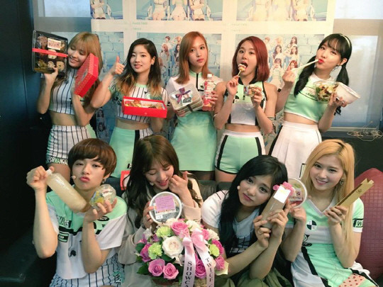 [트와이스] 치얼업 활동 열일한 JYP코디 | 인스티즈