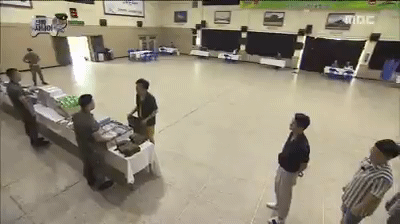 박명수 보급품 수령 ㅋㅋ.gif | 인스티즈