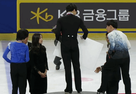 시상식에서 후배들 고나리하는 김연아.gif | 인스티즈