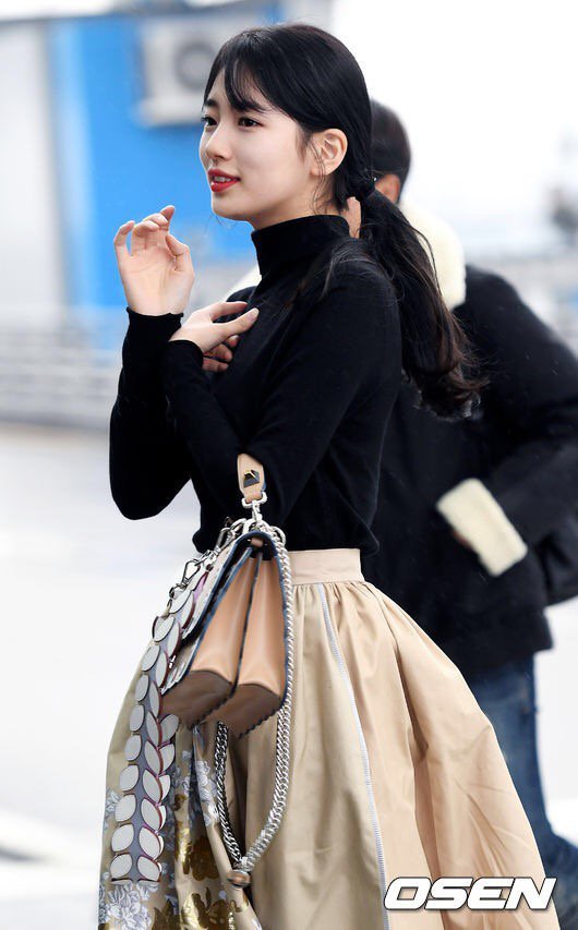 오늘자 출국하는 수지 | 인스티즈