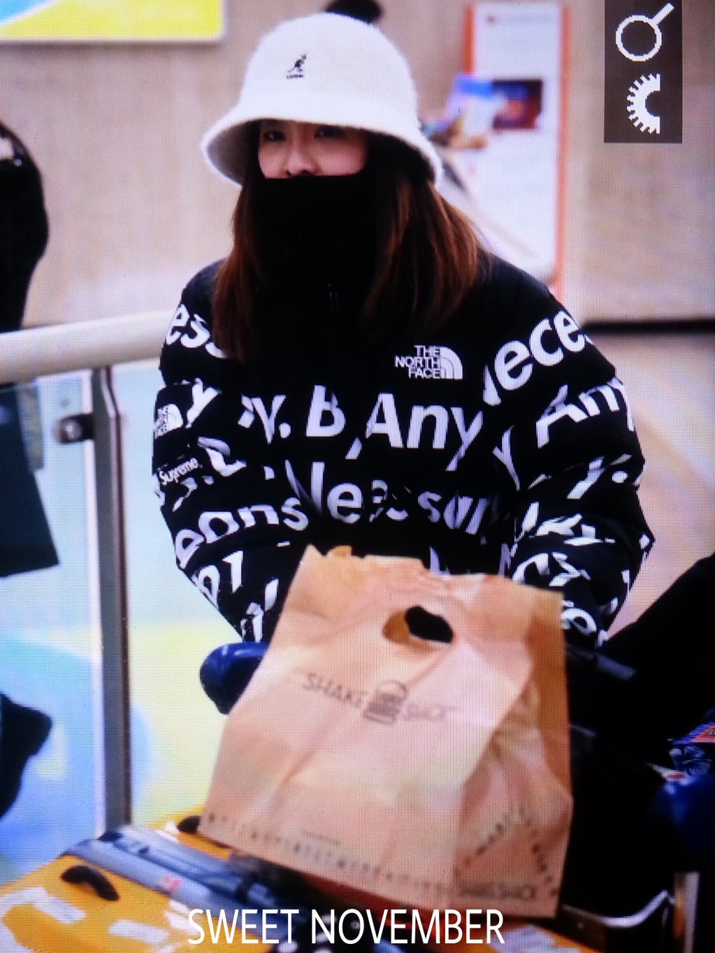 산다라박 슈프림 x 노스페이스 패딩 공항 패션.jpg | 인스티즈
