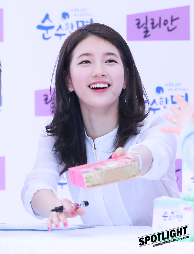 사인회에서 아이컨택 해주는 수지.gif | 인스티즈