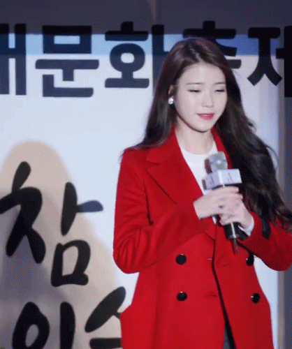 미소가 돋보이는 아이유 .gif | 인스티즈
