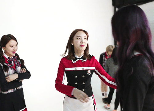 [twice] 오늘자 트와이스 스쿨룩스 화보 메이킹 영상 움짤.gif | 인스티즈