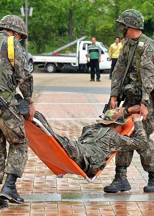 군대에서는 뭐든지 직각이지! | 인스티즈