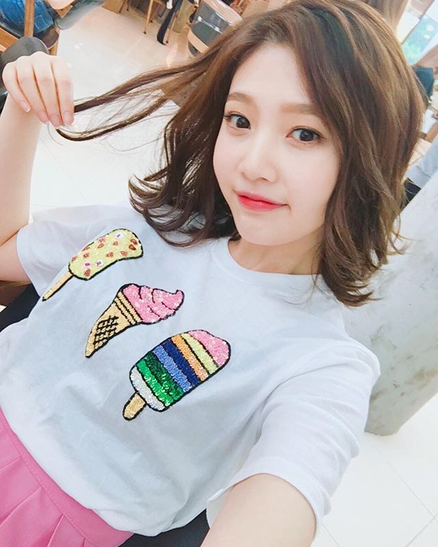팬에게 먼지털이를 받은 조이 .gif | 인스티즈