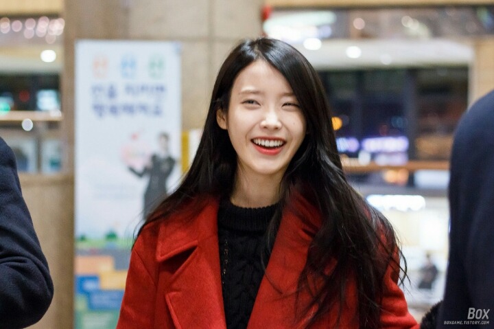빨간 코트 코디한 아이유.jpg | 인스티즈
