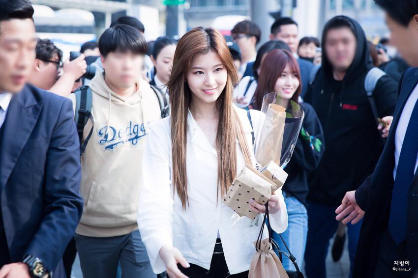 170430 인천공항 입국하는 미나 | 인스티즈