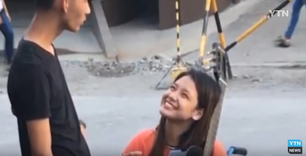 장애인 여자친구 안아서 수업 데려다주는 남학생 | 인스티즈