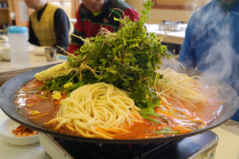 [물닭갈비] 닭갈비인데 흡사 전골처럼 국물이 자작하게 깔린 물닭갈비 | 인스티즈