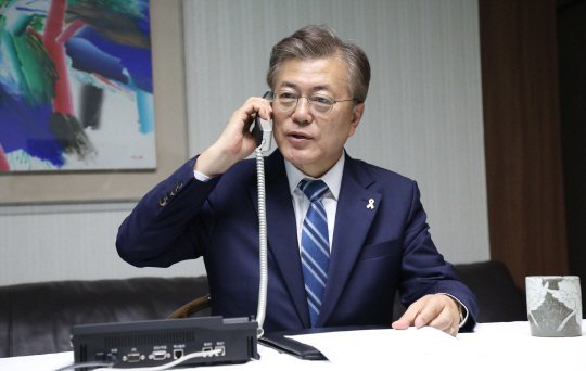 오늘 아침 문재인 대통령 첫 공식 일정 수행 모습 | 인스티즈
