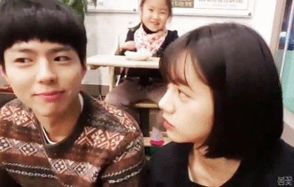 잘생긴 남자를 바라보는 여자의 반응.gif | 인스티즈