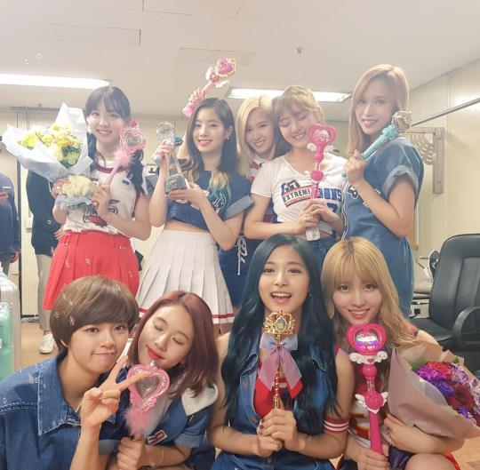 [트와이스] 1주년 기념 멤버 단체 짤 모음.jpg | 인스티즈