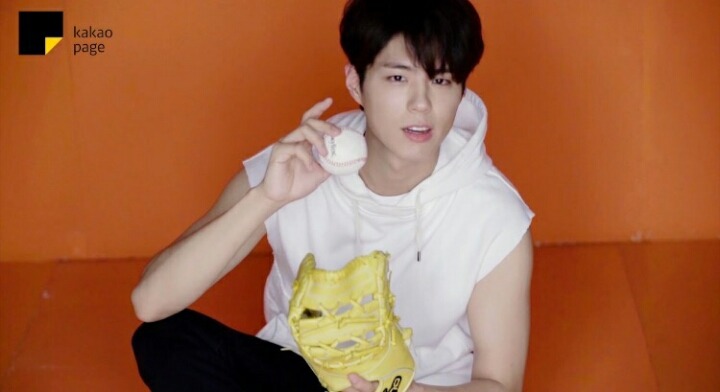 자기가 찍은 광고 사진 가져가는 박보검.gif | 인스티즈