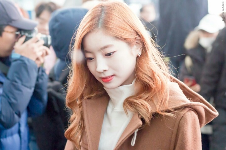 [트와이스] 떡볶이 코트 입고 출국하는 다현이 | 인스티즈