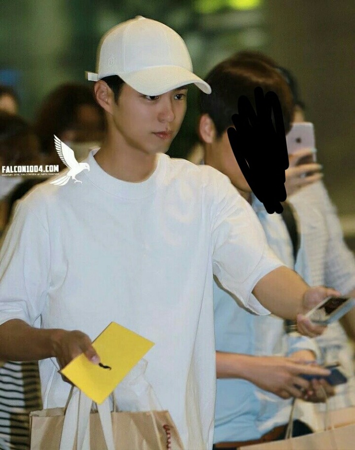 공항서 팬 핸드폰 주워주는 박보검 | 인스티즈
