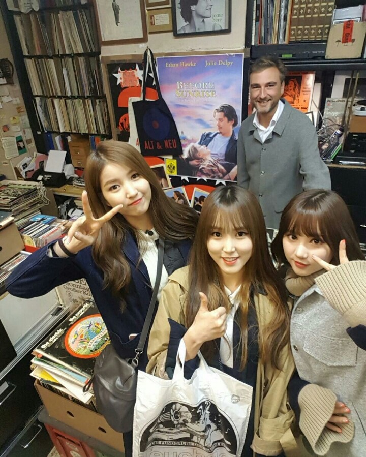 유럽에서 프로그램 촬영한 여자친구 사진들 | 인스티즈