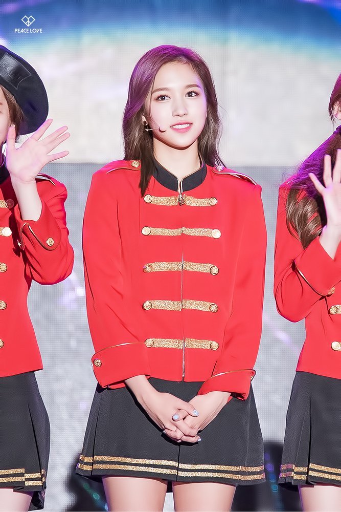 [트와이스] 빨간제복 입은 미나의 독보적인 분위기 | 인스티즈