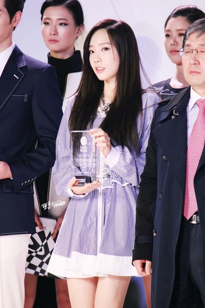 자기 찍덕알아보는 태연.jpgif | 인스티즈
