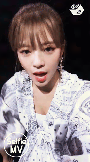셀피 뮤비찍는 정연이.gif | 인스티즈