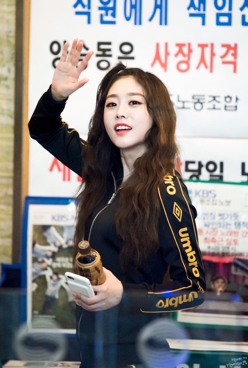 [러블리즈] 근로자의 날이라 그런지 평소 보다 일이 더 많아진 기분이라서 지수 | 인스티즈