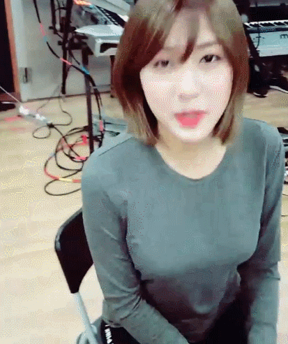 피아노 치는 하영이 .gif | 인스티즈