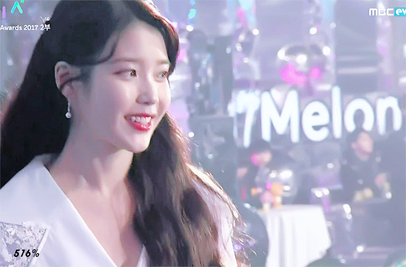 마치 여신과도 같았던 아이유 멜론뮤직어워드 짤.jpgif | 인스티즈