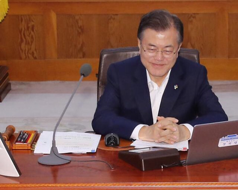 문재인 대통령 흐뭇 | 인스티즈