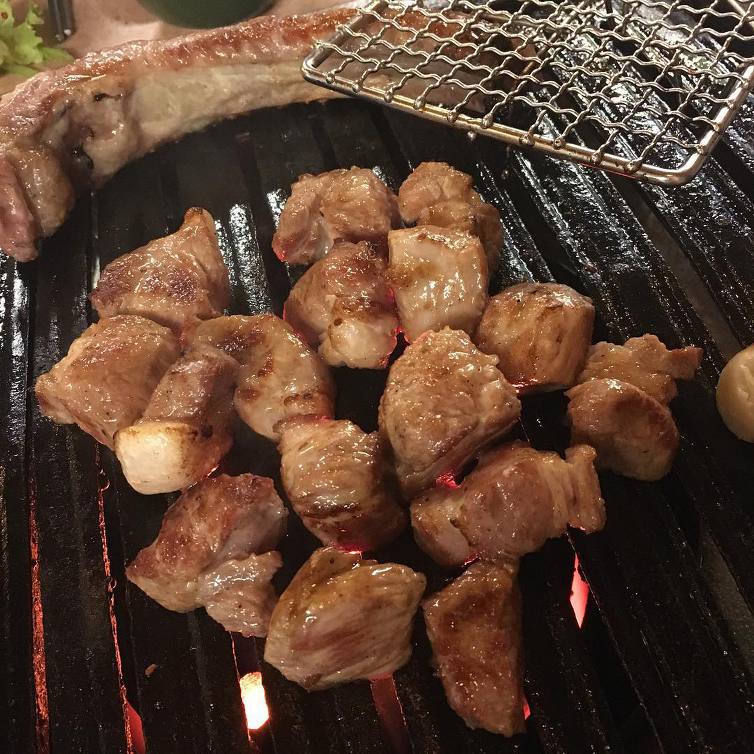 3층까지 만석이라 사람들이 밖에서 기다리는 삼겹살 맛집.jpg | 인스티즈