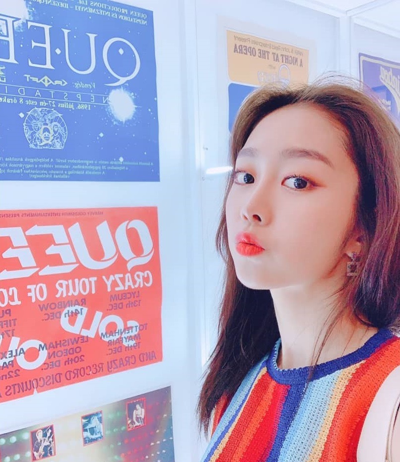 휴가 받아서 퀸 전시회 관람한 러블리즈의 락매니아 서지수.jpg | 인스티즈