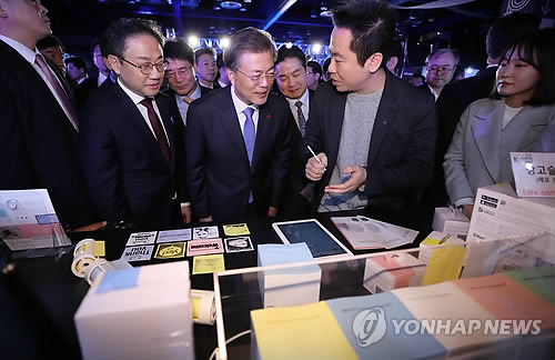 문재인 대통령 코엑스 중소벤처기업부 출범식 참석 "대통령님 한번 안아주세요." | 인스티즈