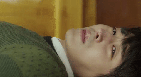 [고르기] 눈물로 가지말라고 붙잡는 남친 고르기.gif | 인스티즈
